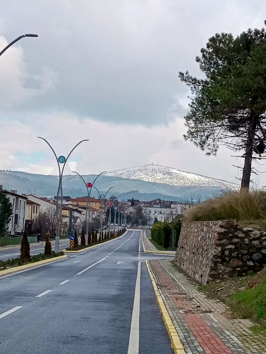 Gitmesi, gelmesi,emarı
kan aldırma, perşembe günü ilaçlı emar için form doldurma, emar için eczaneden ilaç alma, börekçide bişeyler atıştırma derken dört saat geçen zaman..

Bütün bunların içinde en güzeli hastane yolunun manzarası..