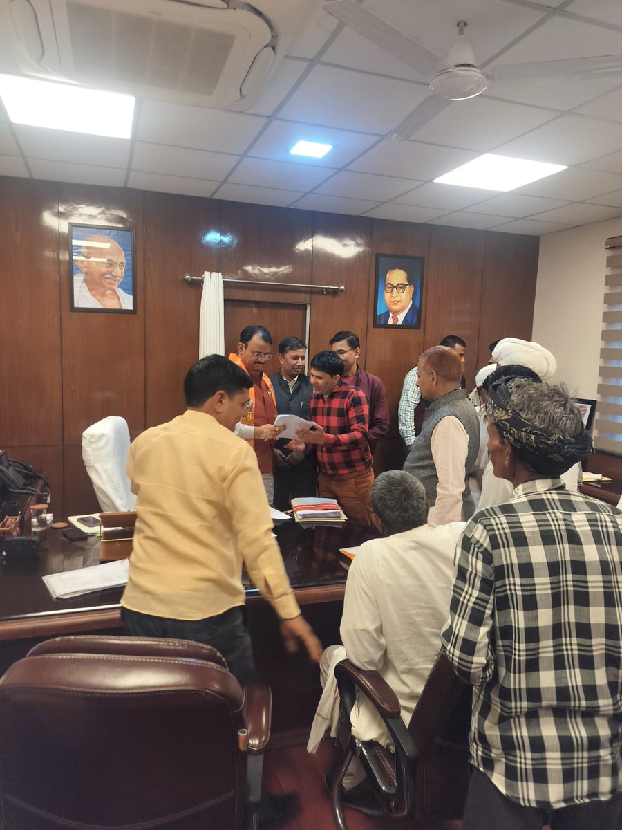 मुख्यमंत्री  भजनलाल शर्मा जी के निजी सचिव एंव उपमुख्यमंत्री दिया कुमारी जी, माननीय डां प्रेम चन्द बैरवा जी सें और मुख्य सचिव सुधांश पंथ जी से मिलकर इन्टर डिस्कॉम तबादलों की मांग को लेकर सरकार स्तर पर फिर से रखी बिजली कार्मिकों की बडी समस्या!
<a href="/hlnagar/">Heeralal Nagar</a> <a href="/BhajanlalBjp/">Bhajanlal Sharma</a>