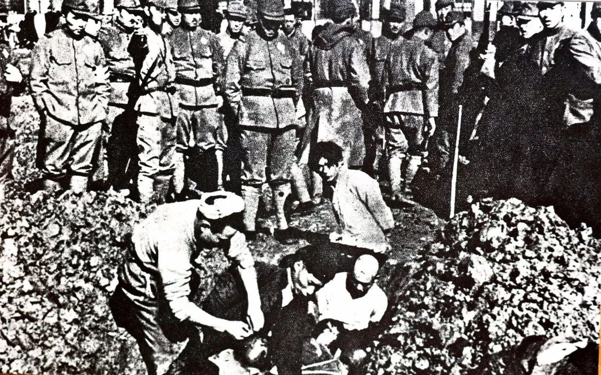 Brian265946's tweet photo. @KUIDAORE2014 @apeswap_banana @BrianABCS @mrjeffu The photos you sent were not in Nanjing🤣And it's made up for making fake news by Japanese, you also sent the proof of Japanese making fake news in 1937. The pictures of the massacre cannot be made up.
You know you're lying, you'll get karma😄
2nd pic, who is loser, it's obvious. https://t.co/Fd2TJ6bJe2