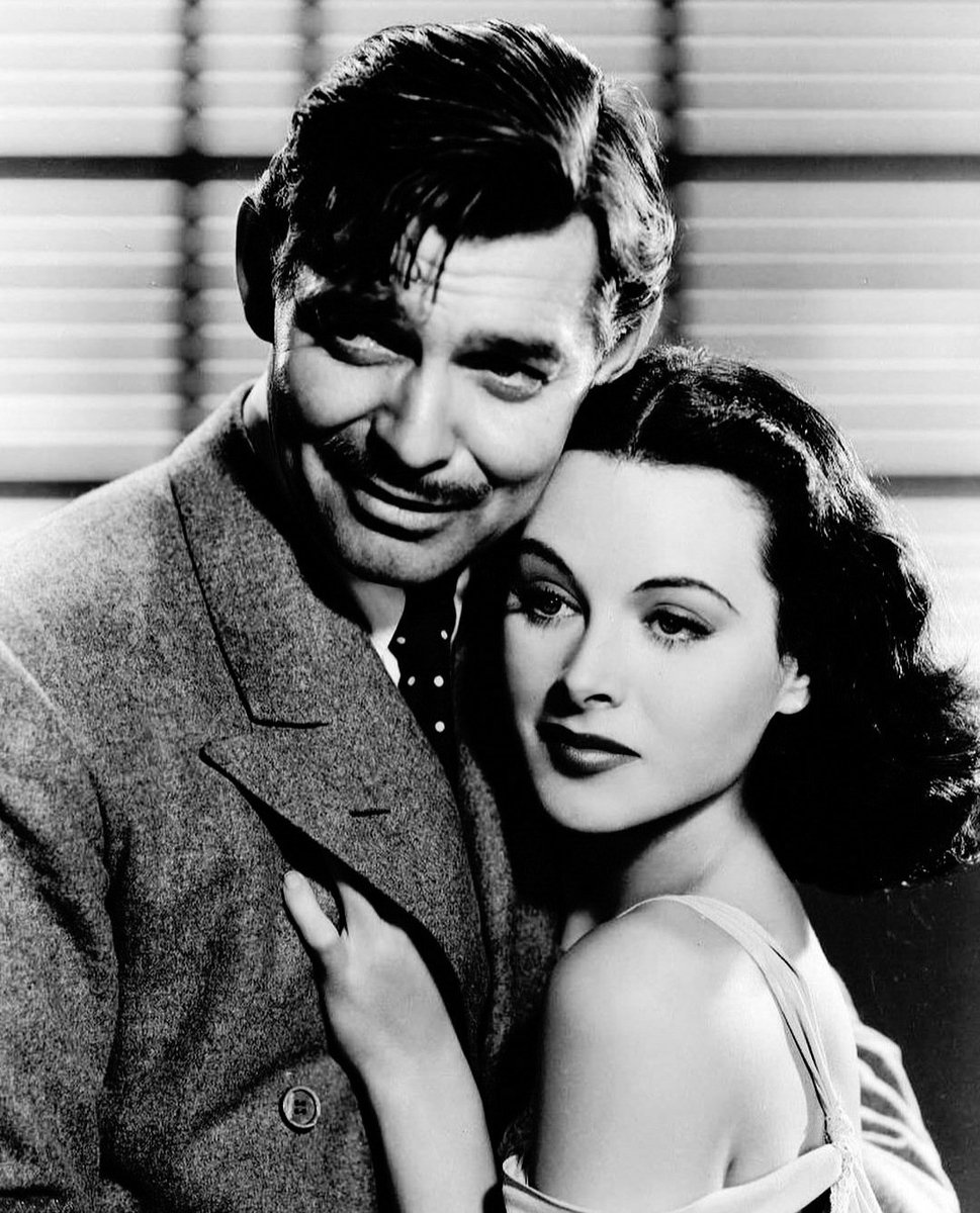 JuanmadelaPoza's tweet photo. #CamaradaX (#ComradeX, 1940), de #KingVidor, es una comedia de espías protagonizada por #ClarkGable, con su cuidado bigote, su pelo delicadamente empastado de gomina y su sonrisa cínica, y #HedyLamarr, una de las mujeres más bellas de la historia del #Cine, que alternaba su trabajo en #Hollywood con el diseño de inventos militares. La película me parece una divertida sátira política en tono de comedia que ridiculiza al régimen comunista de la Rusia de principios de los años cuarenta. La Unión Soviética estaba bajo el régimen del asesino de Stalin y había alcanzado un pacto de no agresión con la Alemania nacionalsocialista, conocida también como el Tercer Reich, de otro asesino: Adolf Hitler. Las alusiones a la censura, las purgas y la explotación que sufría el pueblo ruso son continuas. Se sitúa en la estela de #Ninotchka (1939), de #ErnstLubitsch. La historia gira en torno a Mac Thompson (Clark Gable), un periodista estadounidense que trabaja en Moscú como corresponsal, el cual es chantajeado por un portero de hotel para que saque a su hija (Hedy Lamarr) del país. Mac se muestra dispuesto a hacerlo. El único problema es que la chica es una seguidora fiel del estilo de vida comunista. Las crónicas de Mac, firmadas con el pseudónimo de Camarada X, son muy críticas con el régimen comunista. La pareja protagonista funciona a las mil maravillas. Clark Gable vuelve a demostrar sus dotes de seductor y su predisposición para la comedia. La bellísima Hedy Lamarr está estupenda interpretando a una joven rusa idealista. Una actriz que no tuvo suerte con la mayoría de los papeles que eligió (o le ofrecieron), después de una triste y frustrante convivencia con su primer marido. Los diálogos de «Camarada X» son ingeniosos, atrevidos y sagaces. Cuando Mac conoce a Lizzie le dice: «Harías más por el comunismo en EE. UU. que todos esos propagandistas con bigote y gafas». A lo que ella le dice «intelectuales». Aunque el resultado final de la película no es redondo, ya que acusa algunos altibajos debido a una serie de situaciones inverosímiles, me parece más que correcto, alcanzando muchos momentos que merecen la pena destacar. El rodaje de «Camarada X» comenzó a finales de agosto de 1940. Clark Gable bromeó proféticamente diciendo que «Alemania acaba de invadir Rusia» y "los Tanques Panzer están entrando en Ucrania" para conseguir que el director del hotel ruso eche al reportero alemán de su habitación. Menos de un año después del lanzamiento de la película, Alemania invadió realmente la Unión Soviética. «Camarada X» tuvo un presupuesto de 920 000 dólares y recaudó 2 079 000 dólares. La película estuvo nominada al #PremioÓscar al mejor argumento (#WalterReisch). En febrero de 2020, la cinta fue exhibida en el Festival de Berlín, como parte de una retrospectiva sobre King Vidor. Puede que «Camarada X» no haya envejecido tan bien como otras películas de su época, pero merece la pena verla. Una crítica al comunismo bastante profunda. El planteamiento de la película me parece muy sencillo: el amor te salva del comunismo.