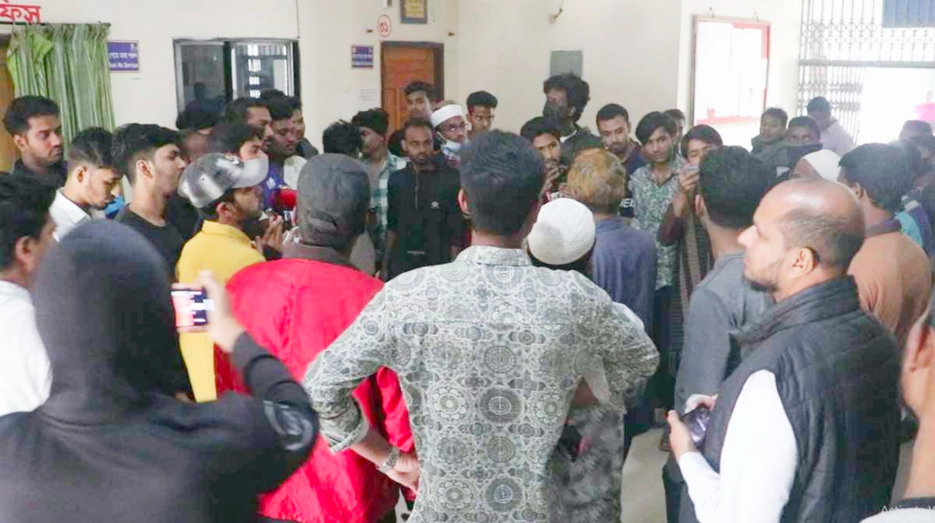 অনিয়ম-দুর্নীতির প্রতিবাদে হাসপাতাল ঘেরাও, তত্ত্বাবধায়কের কার্যালয় তালা