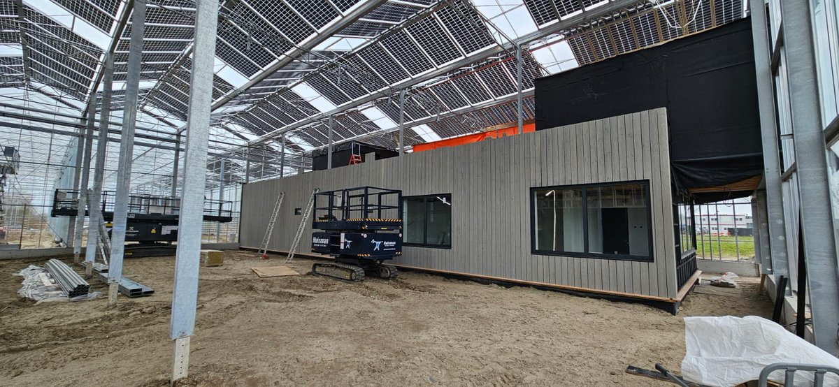 De nieuwe stadskwekerij van Gemeente <a href="/rotterdam/">Gemeente Rotterdam</a>  schiet al flink op. Een gaaf project welke steeds meer richting het eindresultaat gaat.