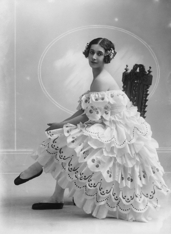 wikivictorian's tweet photo. Russian prima ballerina Tamara Karsavina as Columbine in “Carnaval”. Photographed by Bassano, 1919. https://t.co/2XOmHZCn7D