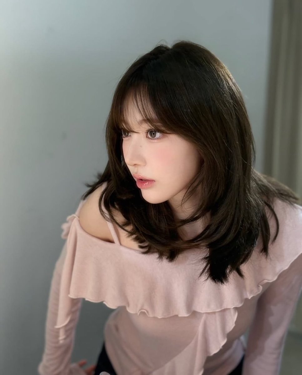 宮脇咲良ちゃんの"多幸感韓国メイク"が可愛すぎたので分析してみた🌸
･お肌はセミマットに仕上げて、ホワイトパール系のハイライトで部分的にツヤ感を出す(鼻先、鼻根、目頭)。
･ピンクベージュ系のアイシャドウを使用し、目尻の三角ゾーンはしっかりブラウンシャドウで埋める。