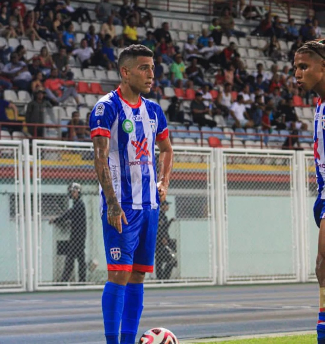 El futbolista larense Angel Urdaneta dejado a la deriva por su ex equipo <a href="/InterBarinas/">Inter de Barinas</a> tiene rotura del ligamento cruzado en una rodilla su ex equipo ni le cancela sueldos atrasados ni le ha respondido por la atención médica, la pregunta del millón y la fulana asociación????????