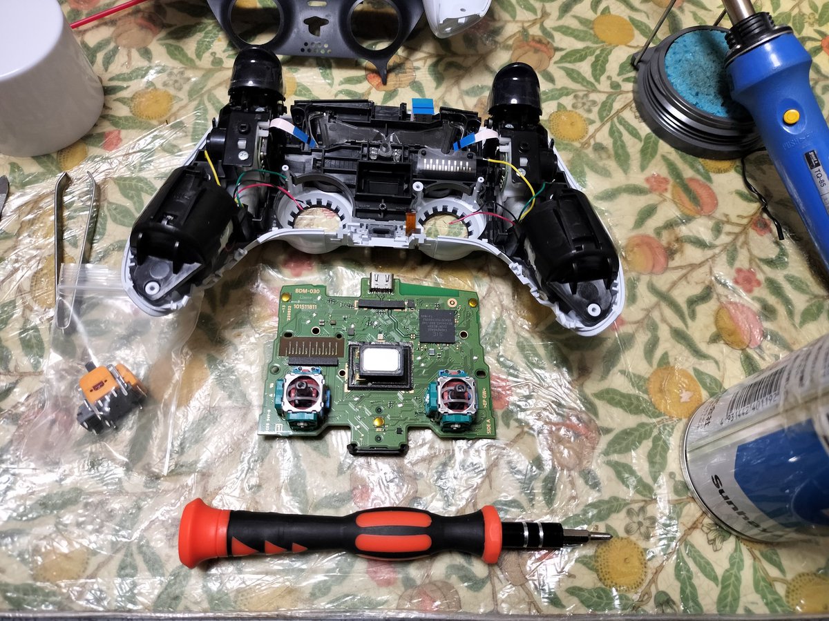 ODY3188's tweet photo. PS5コントローラーがドリフト悪化してたから、ホールエフェクト仕入れて交換しようと。
分解して交換前に再度ドリフト確認したら治ってるやん（笑） https://t.co/mohuOPHyjB