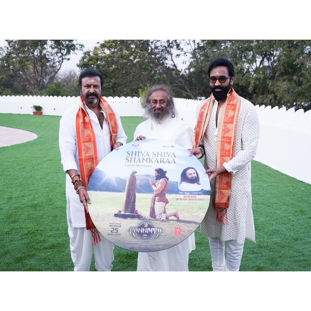 manoharailuri's tweet photo. Deeply blessed to have had the honor of Sri Sri Ravi Shankar Guruji launch the first song of Kannappa at his serene ashram.  #kannappa #srisriravishankar #divineblessings #firstsonglaunch #HarHarMahadevॐ
@Gurudev
@artoflivingg
@themohanbabu
@StephenDevassy
@mukeshvachan 
#Prabhas https://t.co/BoTVZInKyx