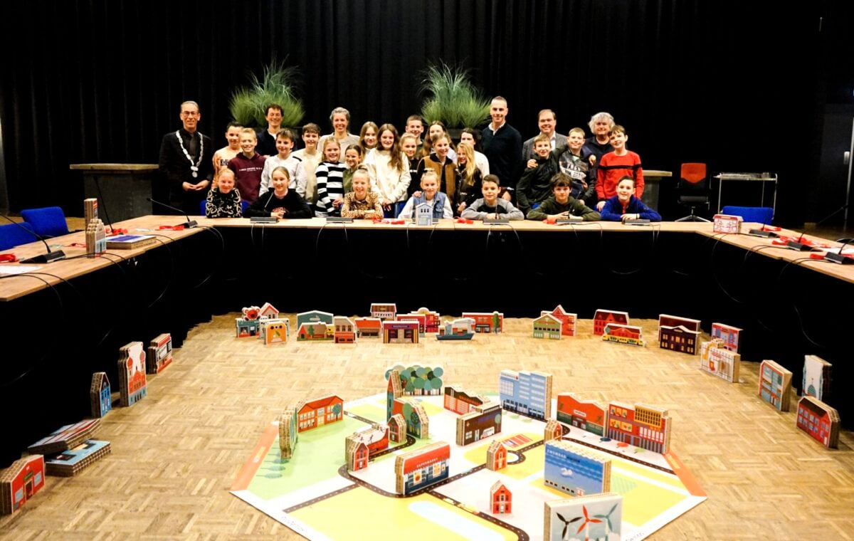 NIEUWS: Kinderen leren met Democracity hoe politiek werkt     sliedrecht24.nl/kinderen-leren…  (Foto gemeente Sliedrecht)