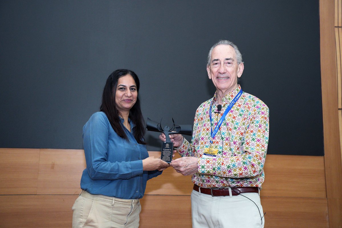 mmm4_iitb's tweet photo. Prof. Michael L Klein is being gifted the tree of knowledge by our HOD @ruchianand1975 during our plenary lecture in #MMM4 https://t.co/axPZKERre9