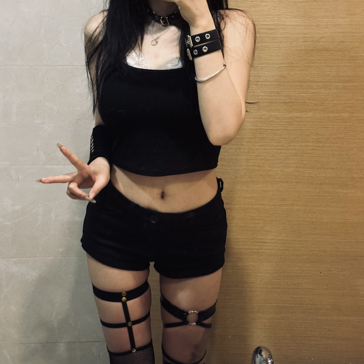hzha555's tweet photo. 你痛斥我的阴郁，从未爱过我的不完美 https://t.co/DQIyxnm6TV