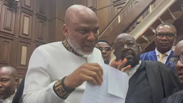 EmekaGift100's tweet image. “I want to speak”,
~~~NNAMDI KANU
"Do you want to take over from your lawyer"
~~JUSTICE NYAKO
“Yes, I want to take over.” ~Nnamdi Kanu
*NNAMDI KANU RESPONSE TO THE JUSTICE NYAKO*
"I am in court because of the respect I had for the court, but, the Judge no longer had…