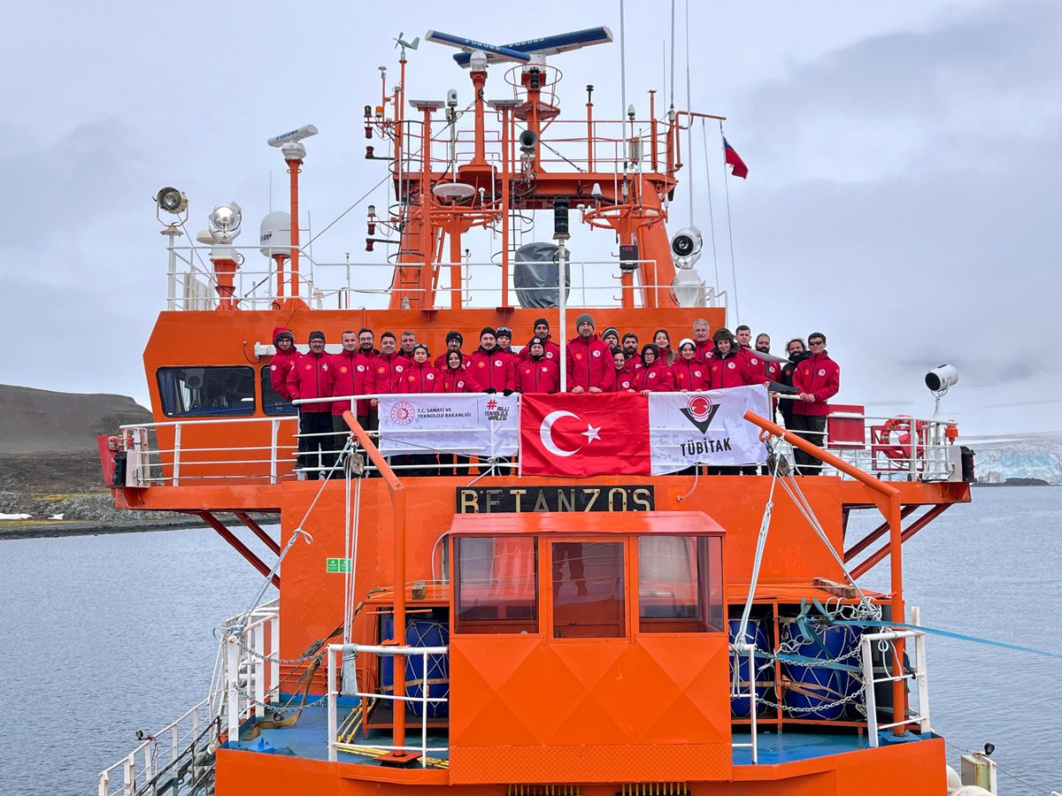 Tubitak's tweet photo. Bilim Ekibimiz, Beyaz Kıta'ya ulaştı! 👩‍🔬👨‍🔬

9. Ulusal Antarktika Bilim Seferi'ne katılan 20 kişilik ekibimiz, 6⃣0⃣ saat süren yolculuğun ardından King George Adası'nda. 📍

🚢 Ekibimiz, gemiyle önce Dismal Adası'na, ardından Türk bilimsel araştırma kampının bulunduğu Horseshoe Adası'na ulaşacak.

🗻 Bilim ve barış kıtası Antarktika'da yaşam bilimleri, sosyal bilimler, fiziki bilimler ve yer bilimleri gibi alanlarda 1⃣9⃣ farklı araştırma projesi gerçekleştirilecek.

📌 @TCSanayi
📌 @TUBITAK_MAM Kutup Araştırmaları Enstitüsü

Detaylar: 👇
https://t.co/yLzpT7TyiC