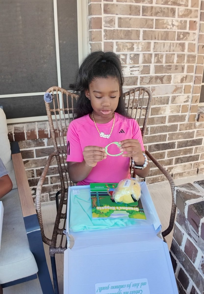 bunches8513's tweet image. New dresses, new excitement! 😍✨ Thank you to these two lovely girls for sharing their excitement! 💖 We’re so glad you love your new LUB dresses—keep shining on and off the court! 🎾✨
#TennisStyle #LoveUBunches #UnboxingFun #EmpoweredGirls #lookgoodplaygood #StayComfortable