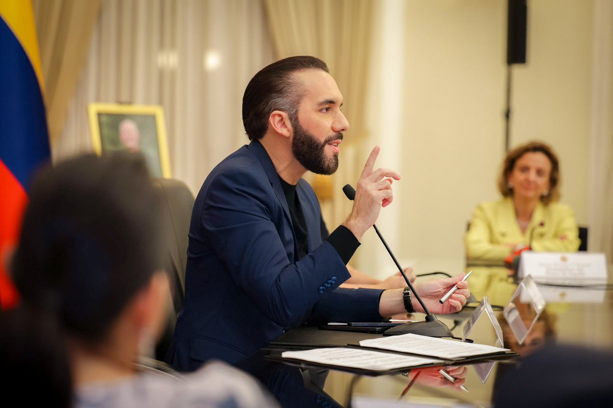 PresidenciaSV's tweet photo. “Cuando nosotros empezamos a hacer reformas importantes en el 2021, a mucha gente le gustaba lo que estábamos haciendo pero a algunos les asustaba. Le apostamos a una reforma completa del Sistema Judicial y nos funcionó porque ahora somos el país más seguro del Hemisferio Occidental”, Presidente @nayibbukele.
