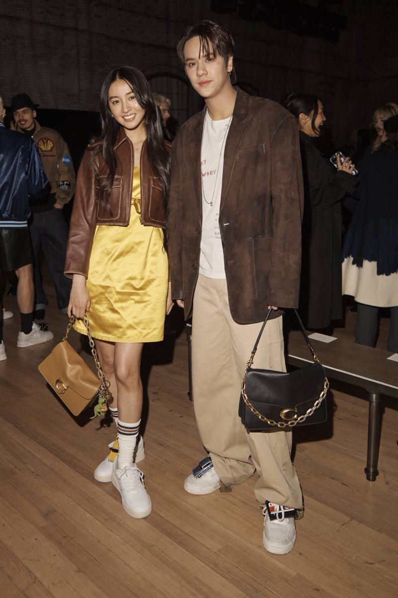 นำภาพ 'นนน กรภัทร์' จากงาน Coach Fall 2025 Show ณ มหานครนิวยอร์ก สหรัฐอเมริกา มาฝากแฟนๆ ค่ะ

#CoachNY #CoachFall25
#mynameisnanon
#GMMTV <a href="/mynameisnanon/">NANON</a> <a href="/Coach/">Coach</a>
