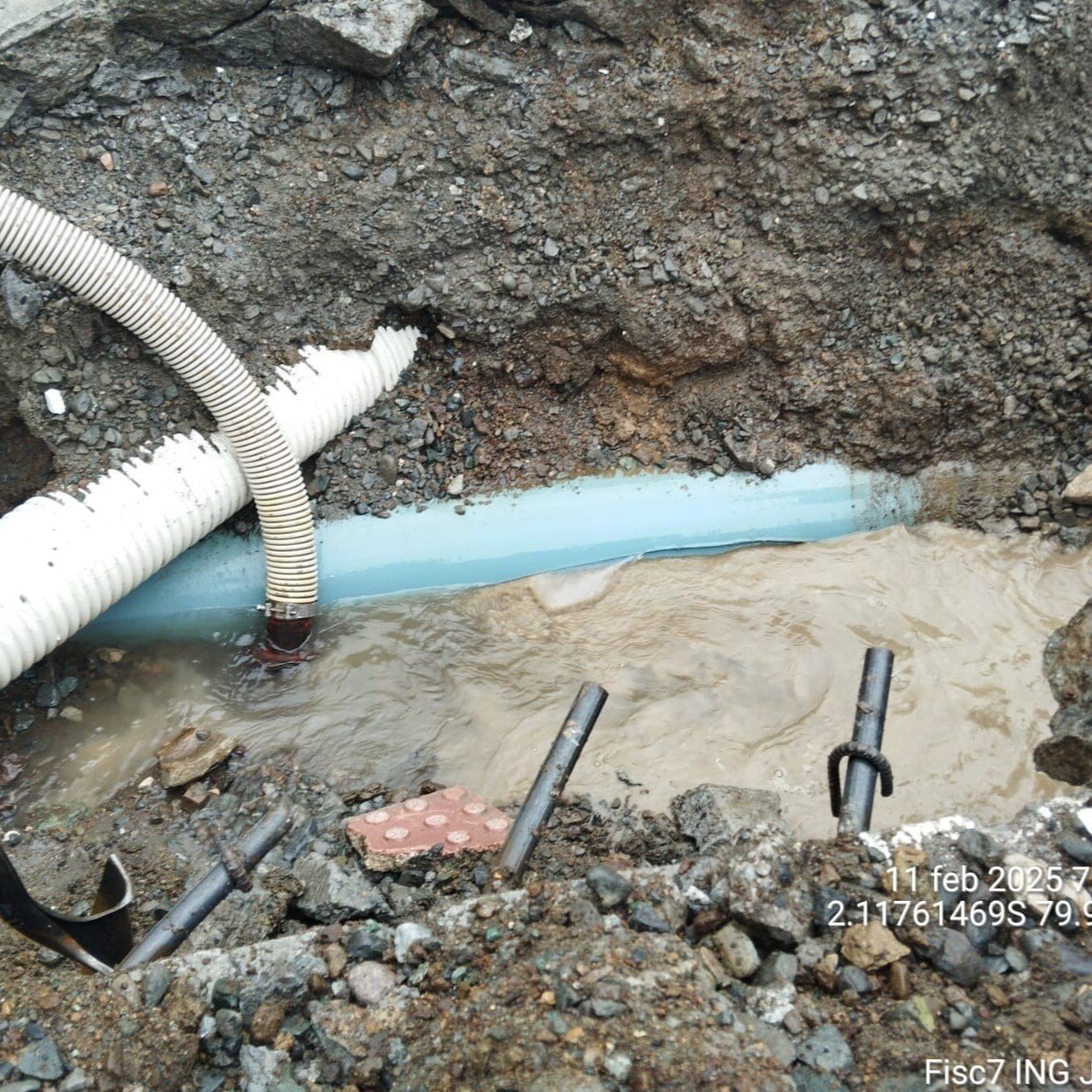 Informamos a la comunidad que actualmente se están llevando a cabo trabajos en la Alborada. El equipo técnico realizó la reparación del daño en un tirante de aguas lluvias que se encuentra encima de la tubería de agua potable. Una vez completada esta reparación, se procedió a