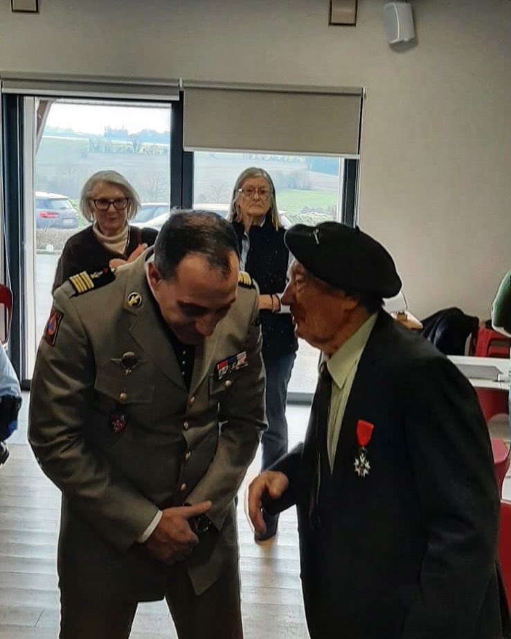 À 99 ans, Raymond Dutertre, dernier résistant du maquis de Plainville et libérateur de Nogent-le-Rotrou en 1944, a reçu la Légion d’honneur le 8 février 2025. 🎖️

Le chef de corps et une délégation de l’UIISC1 étaient présents pour assister à cet hommage solennel. 🇫🇷

#memoire