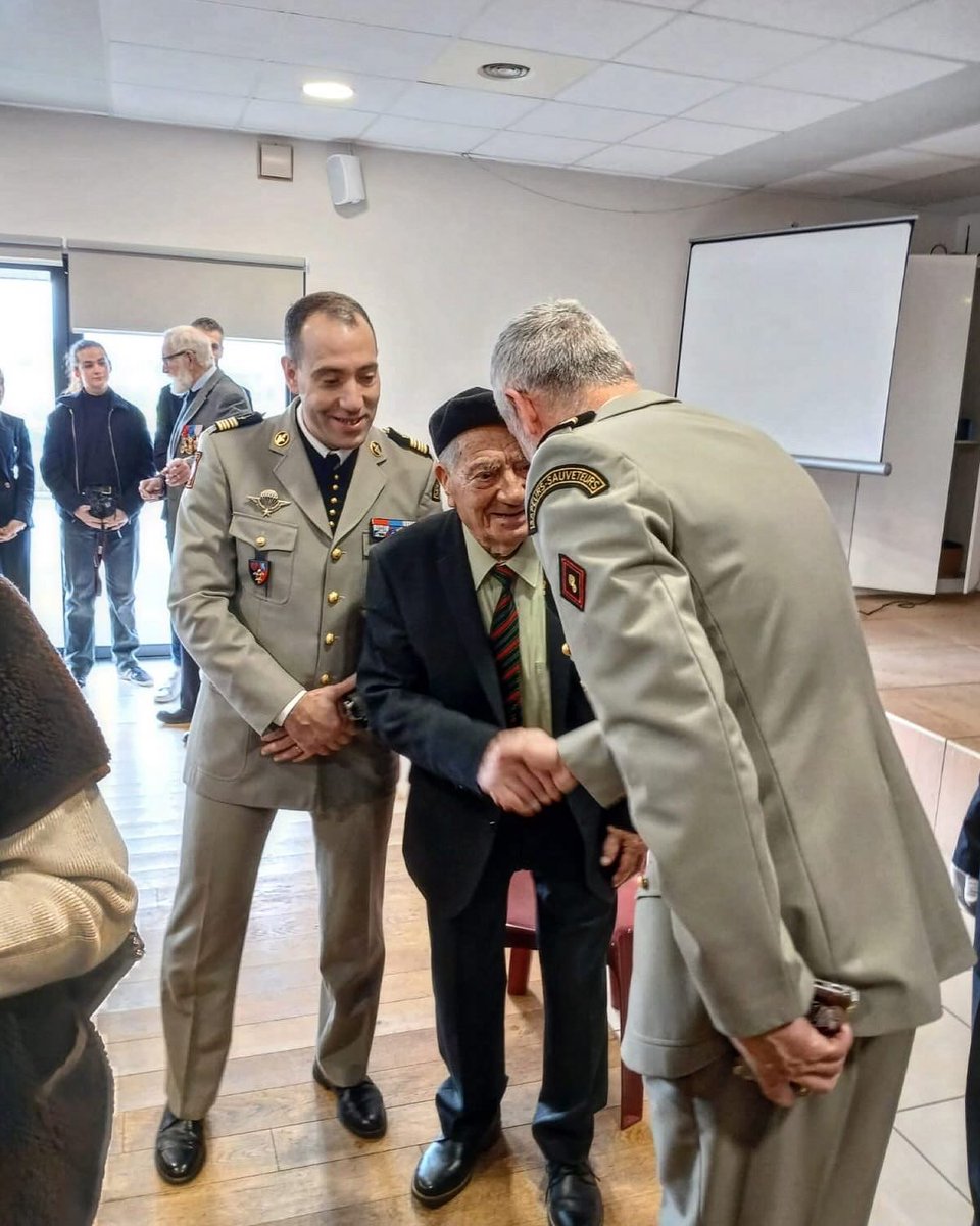 riisc_1's tweet image. À 99 ans, Raymond Dutertre, dernier résistant du maquis de Plainville et libérateur de Nogent-le-Rotrou en 1944, a reçu la Légion d’honneur le 8 février 2025. 🎖️

Le chef de corps et une délégation de l’UIISC1 étaient présents pour assister à cet hommage solennel. 🇫🇷

#memoire