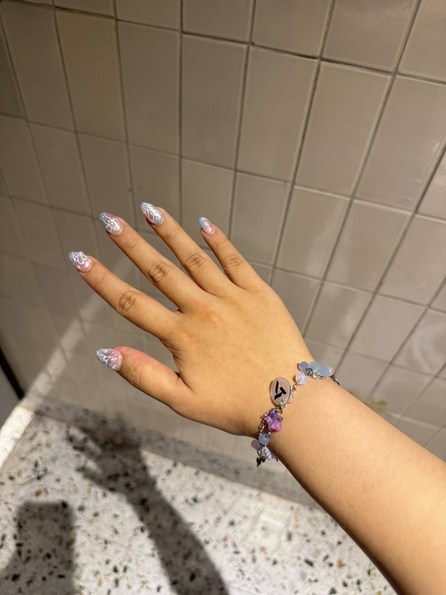 makin pcd ngeliat kuku and gelang konser ku yang masih lengkap🥹