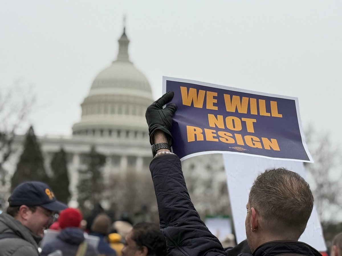 AFLCIO's tweet photo. America’s unions stand in solidarity with all federal workers ✊ https://t.co/50z5X7wwdD