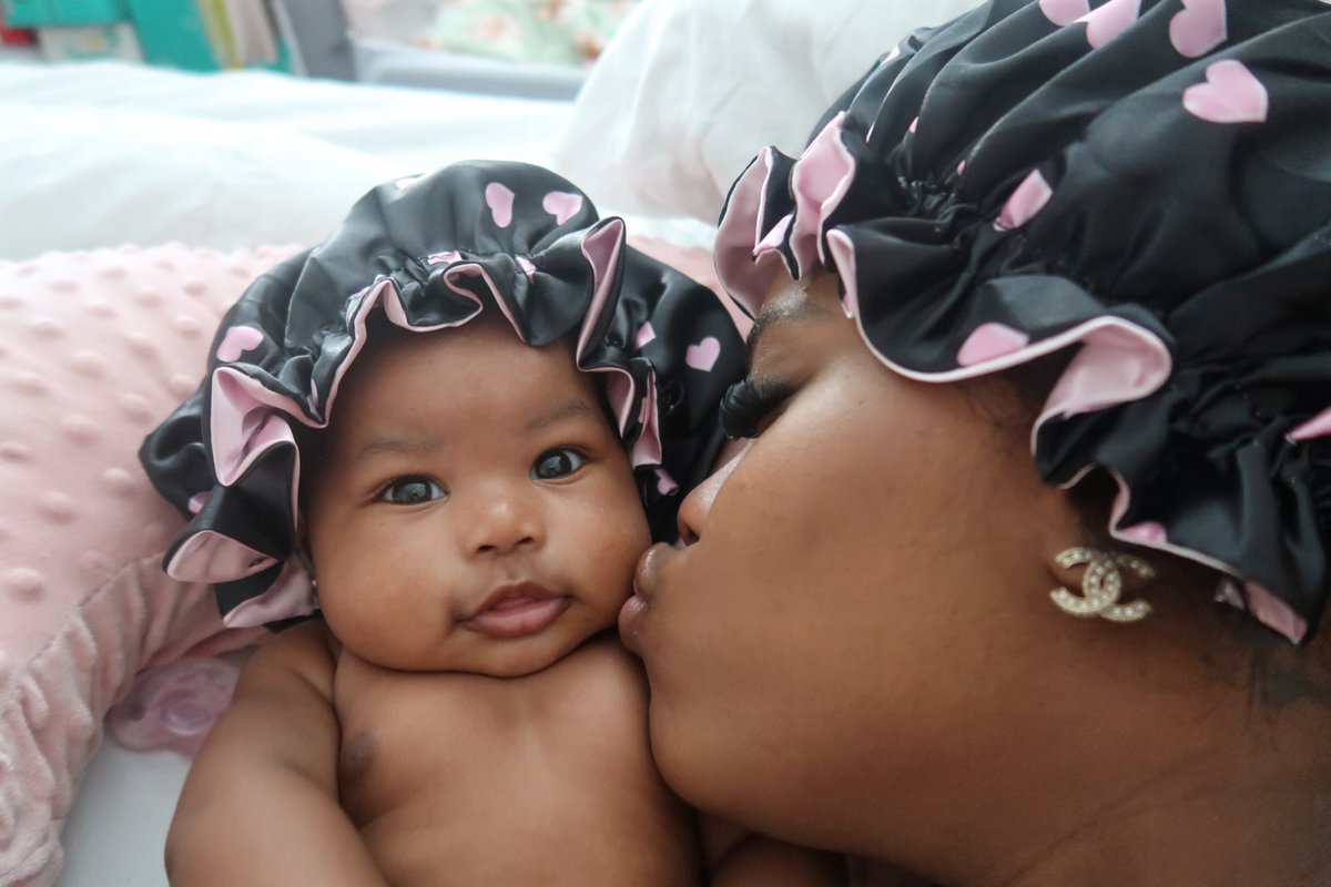 theereallmiyahh's tweet image. Bedside with my mini 💕