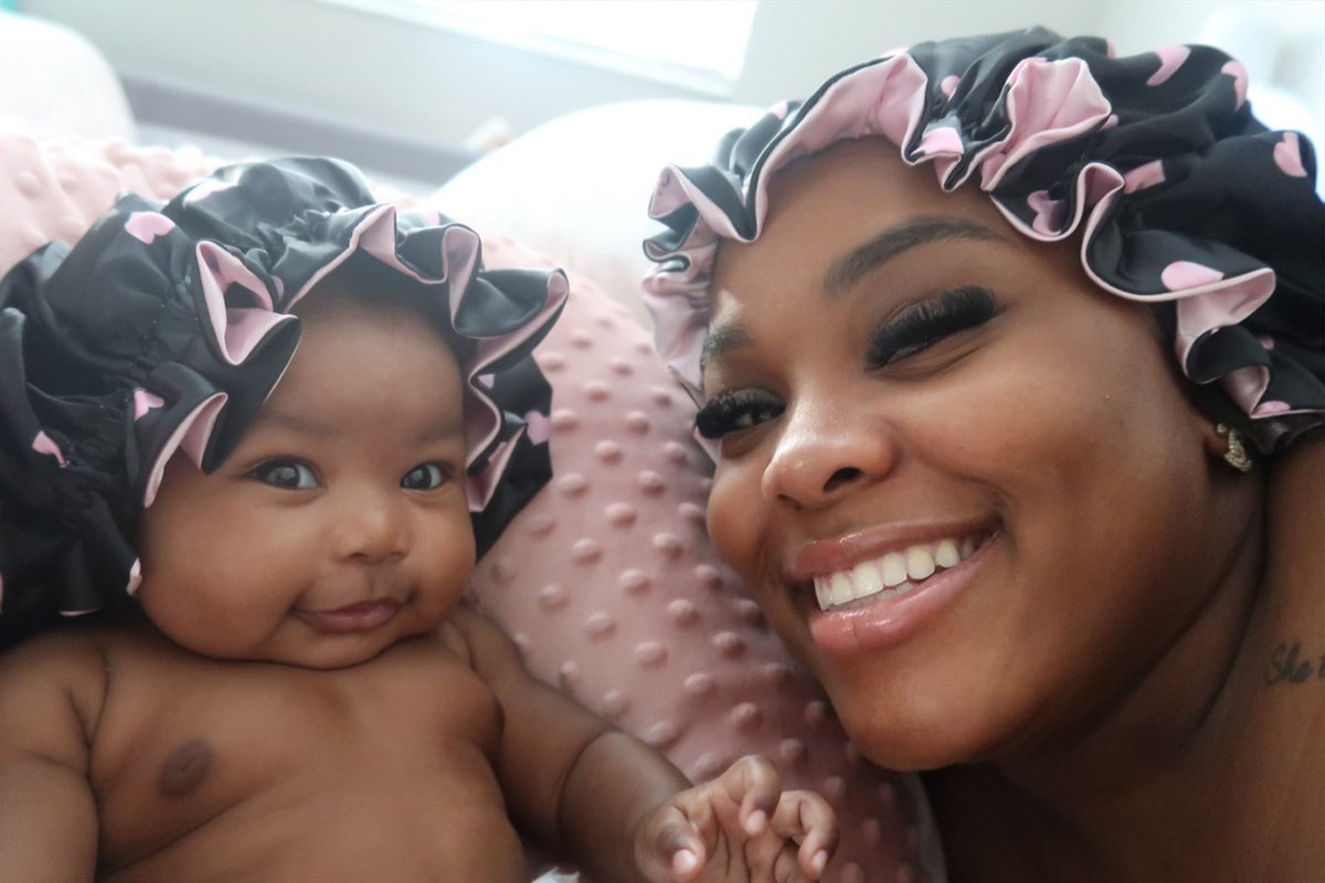 theereallmiyahh's tweet image. Bedside with my mini 💕