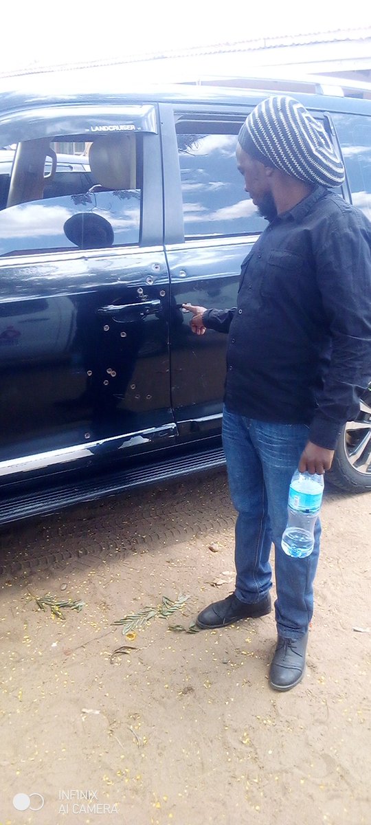 clementmanang's tweet photo. Msibani kwa rafiki yetu Dk D Magoma, nikaamua kuhesabu kwa utulivu matundu ya risasi ya AK 47 yaliyo lenga kumuua mbeba maono
TAL leo kasisitiza hana mengi ya kusema, ila atasema kwa sauti kubwa sana kesho wakati aki hutubia taifa
#Tega #sikio https://t.co/W0djkpzYXl
