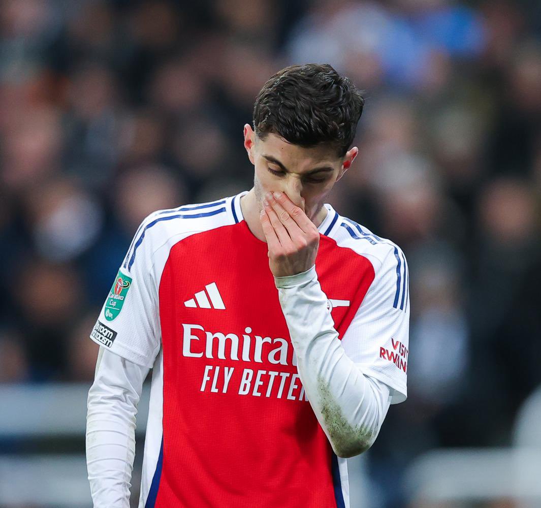 Fabrizio Romano (@fabrizioromano) on Twitter photo 🚨⚠️ Arsenal forward Kai Havertz has suffered a “worrying muscular injury scare” on the club’s winter training camp in Dubai, reports <a href="/SamiMokbel81_DM/">Sami Mokbel</a>.
Staff set to assess Kai’s injury with club diagnosis to follow, per <a href="/MailSport/">Mail Sport</a>. 🚨⚠️ Arsenal forward Kai Havertz has suffered a “worrying muscular injury scare” on the club’s winter training camp in Dubai, reports <a href="/SamiMokbel81_DM/">Sami Mokbel</a>.
Staff set to assess Kai’s injury with club diagnosis to follow, per <a href="/MailSport/">Mail Sport</a>.