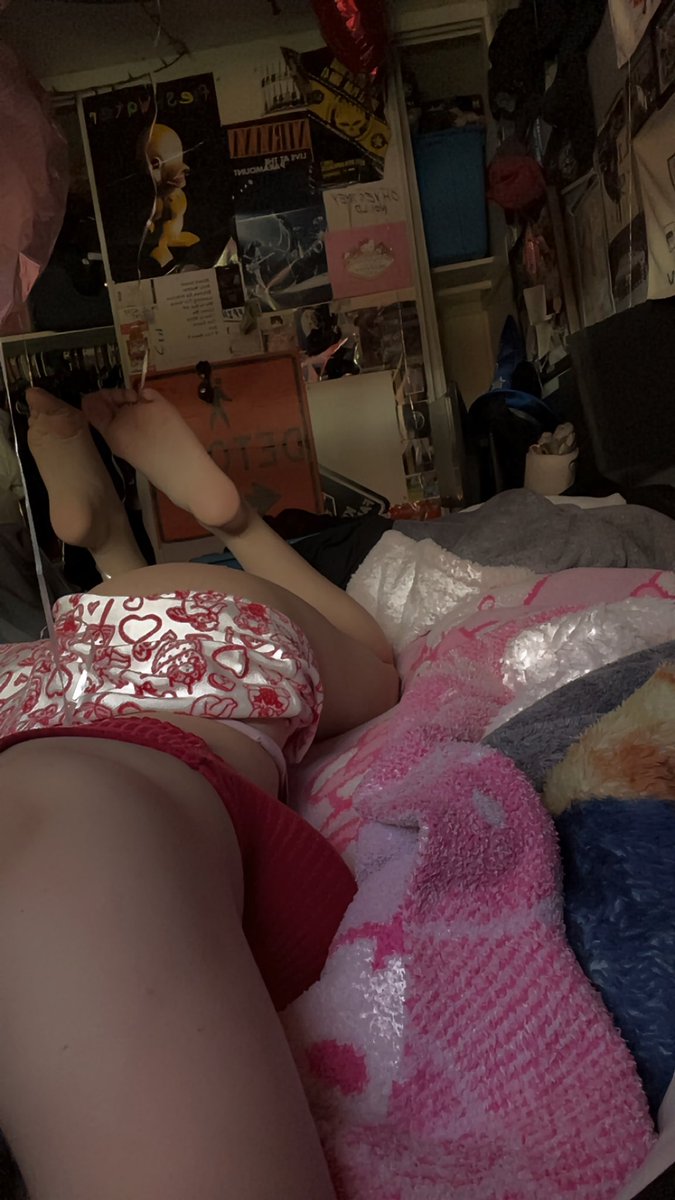 itzmaddieOF's tweet image. Not me actually motivated to do Valentine’s Day photoshoot! Piggies pay up so I can’t take myself out this  vday thankssss