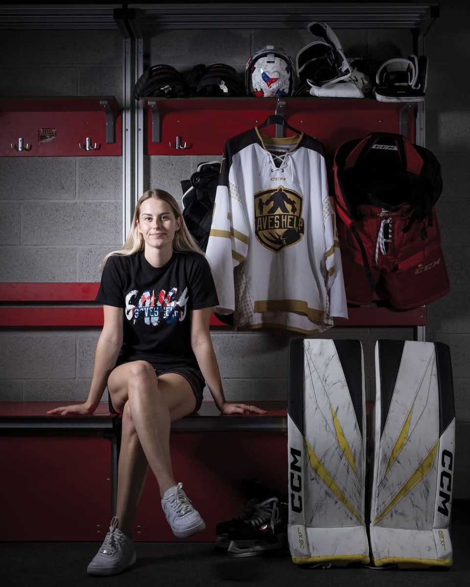 Ve středu v 18:00 vyjde další díl V BÁGLU, tentokrát svou výstroj představí <a href="/BSkodova/">Blanka Škodová</a>, gólmanka švédského týmu Skellefteå AIK a členka Saves Help od roku 2023. 🥅❤

📸 <a href="/JanaMensatorova/">Jana Mensatorová</a>

➡️ Dejte si odběr našeho kanálu a nic vám neunikne youtube.com/@saveshelp