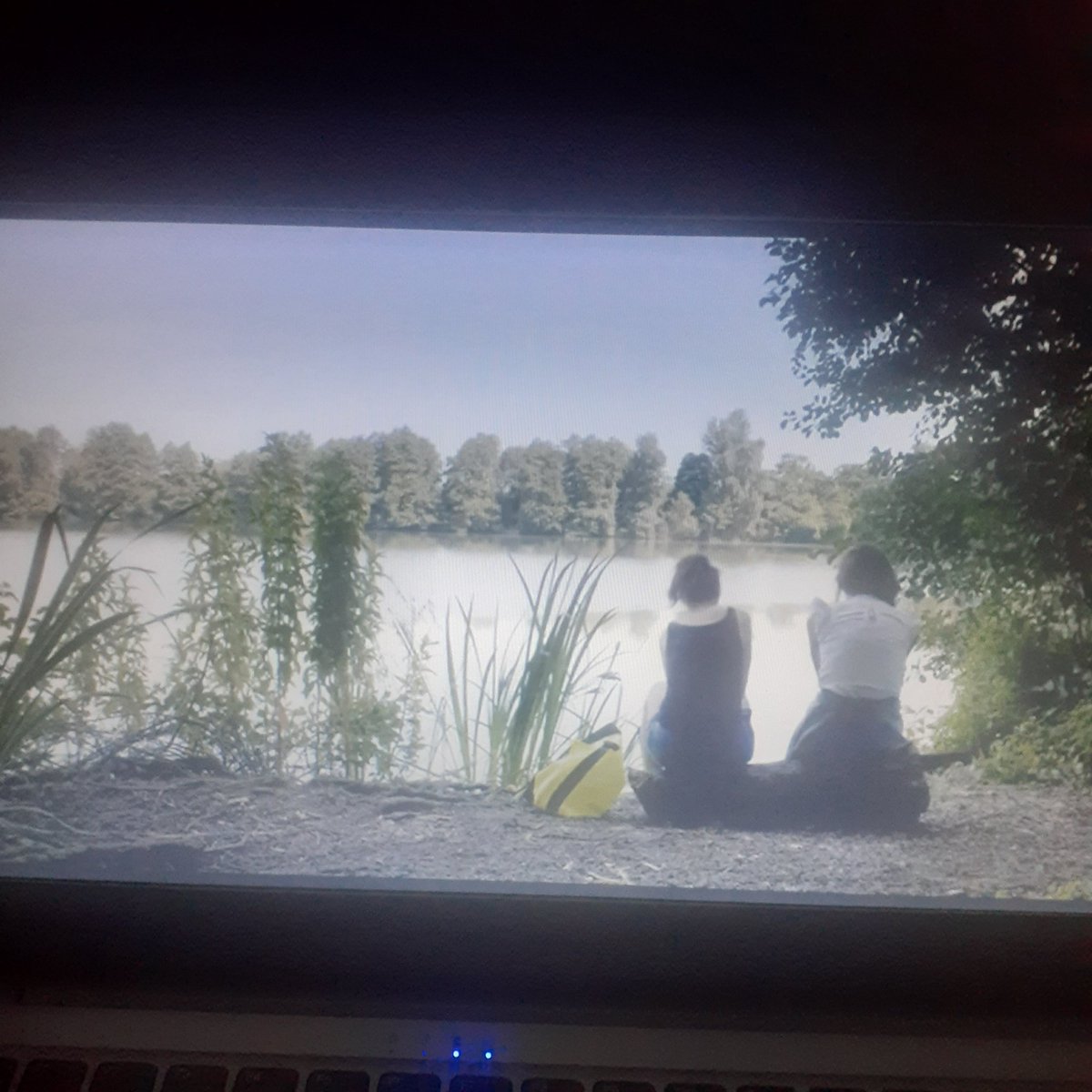 Filmin çok güzel bir atmosferi var. Göl Ağaçlar, Cır cır böceği sesleri ve 💚Lily Loveless😍🌲🏞🐝🪰🦋🦗🐞🍃 #FearOfWater