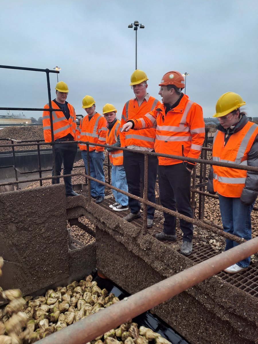 HannahVCooper's tweet image. 🌟 Wow, what a week, and its only Tuesday!
🎓 Yesterday we hosted colleagues from @unilincoln for discussions on soil health &amp;amp; novel technologies.
🚜 Today, we took the @UniofNottingham Agric students to the @BBRO_Beet conference and then by a tour of @BritishSugar factory!
