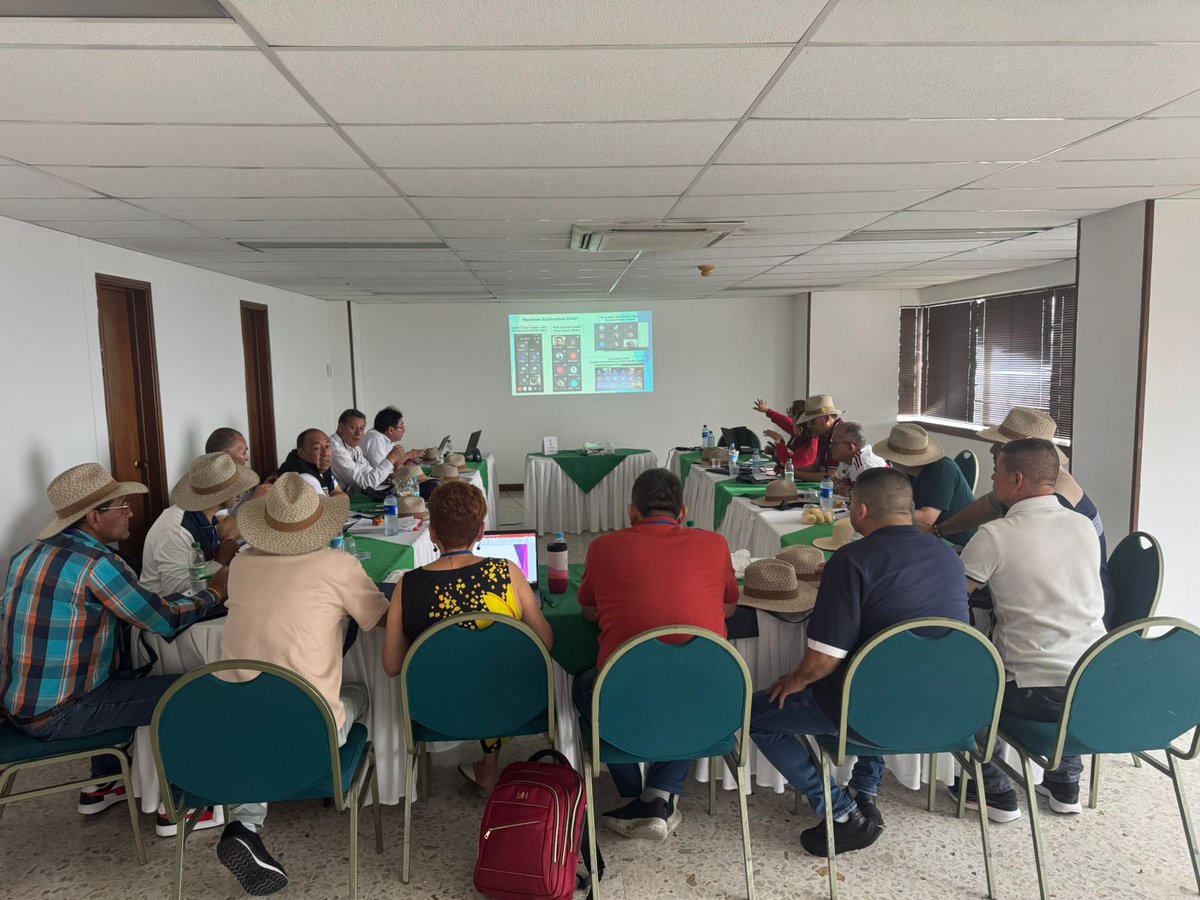 sunetcolofc's tweet photo. Desde muy temprano del día de hoy, la Junta Directiva de @sunetcolofc se encuentra reunida, ultimando detalles para la realización de la XII Asamblea Nacional de Delegados, en la ciudad de Cali. #SunetSeMoviliza. https://t.co/3gmVBNlSbI
