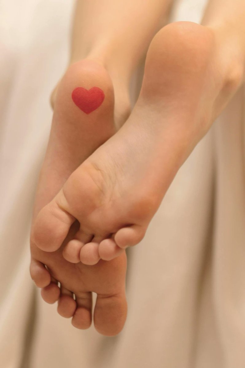 💖 Step up your Valentine’s gift game! Give the gift of healthy feet this year. 🦶💕 Read more: themobilefootclinic.net/single-post/st… #ValentinesDay #FootCare