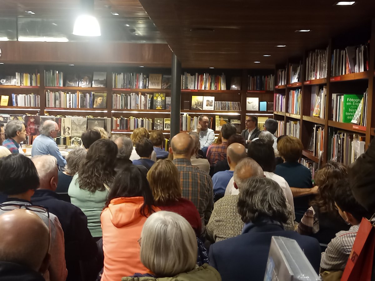 En la presentación del libro Los descendientes, de <a href="/gunde_bravo/">Gutmaro G Bravo</a> en <a href="/LaCentralenMad/">La Central en Madrid</a> del Museo Nacional Centro de Arte Reina Sofía