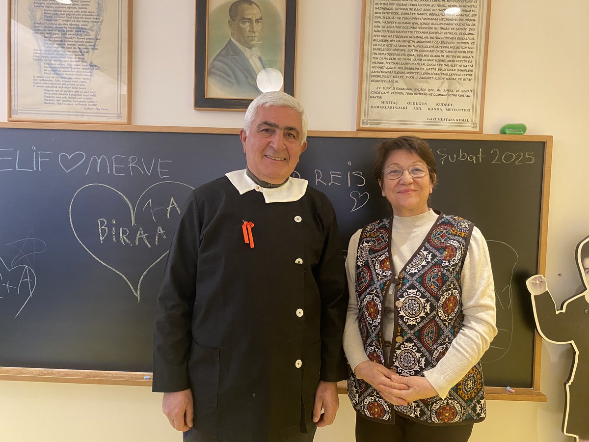 Değerli DOSTLAR,
Bugün Ankara'daki CİN ALİ MÜZESİ'ni ziyaret ettim. Çocukluğumuzda hafızalarımıza yer eden CİN ALİ süreçlerin anlatıldığı müzede ilkokul sıralarına gittim. Gezinin sonunda Nesrin Kalaycıoğlu Hanımın sürprizi, bana 58 yıl sonra kara giydirmek oldu... Esen kalın.