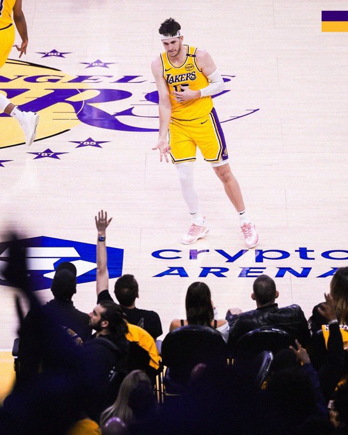BrasilAD's tweet photo. Vi um vídeo no Instagram falando que o Lakers não tem um Big 3. E eu concordo com isso, Austin Reaves não chegou nesse nível AINDA.

Mas o que me chamou atenção, foi falarem que eles são da época que Durant/Curry/Klay e LeBron/Wade/Bosh eram um Big 3 na liga. 
Então fui atrás dos números…

Klay Thompson:
21.3 PPG | 3.8 RPG | 2.3 APG | 1.1 SPG
47% FG | 42% 3PT | 84% FT | 59% TS

Chris Bosh: 
17.3 PPG | 7.4 RPG | 1.6 APG | 1.0 BPG
51% FG | 32% 3PT | 81% FT | 58% TS

Austin Reaves:
19.2 PPG | 4.4 RPG | 6.1 APG | 1.2 SPG
45% FG | 37% 3PT | 87% FT | 60% TS

Esses são os números de Klay Thompson e Chris Bosh quando jogaram com Curry e Durant e LeBron e Wade. Contra os números de Austin Reaves essa temporada.

Não é porque Austin Reaves não tem mídia e não é conhecido como uma estrela, que é absurdo chamar o que o Lakers tem de Big 3. Reaves entrega MUITO, mais que muita estrela inclusive. Além de ser um cara muito confiável no final do jogo, que vão além de números.

Não acho que é um Big 3, mas se o Reaves continuar nesse nível, será.
