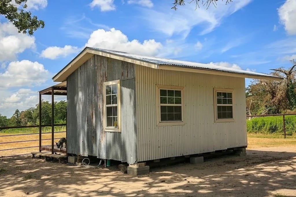 TxHorseProperty's tweet image. BURTON, WASHINGTON COUNTY, CENTRAL TEXAS. 8.03 acres. 12x16 bunk house. 40x100 barn w/water &amp;amp; electric, five 12x36 runs, prepped for 5 add’l stalls. Lighted riding area. Multiple potential home build sites. $399K #txhorseproperties #burtontx #centraltexas tinyurl.com/3395Burton