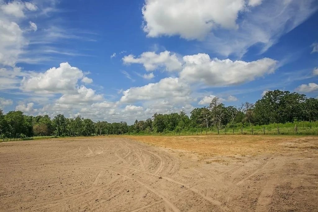 TxHorseProperty's tweet image. BURTON, WASHINGTON COUNTY, CENTRAL TEXAS. 8.03 acres. 12x16 bunk house. 40x100 barn w/water &amp;amp; electric, five 12x36 runs, prepped for 5 add’l stalls. Lighted riding area. Multiple potential home build sites. $399K #txhorseproperties #burtontx #centraltexas tinyurl.com/3395Burton