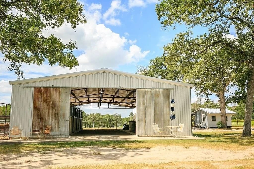 TxHorseProperty's tweet image. BURTON, WASHINGTON COUNTY, CENTRAL TEXAS. 8.03 acres. 12x16 bunk house. 40x100 barn w/water &amp;amp; electric, five 12x36 runs, prepped for 5 add’l stalls. Lighted riding area. Multiple potential home build sites. $399K #txhorseproperties #burtontx #centraltexas tinyurl.com/3395Burton