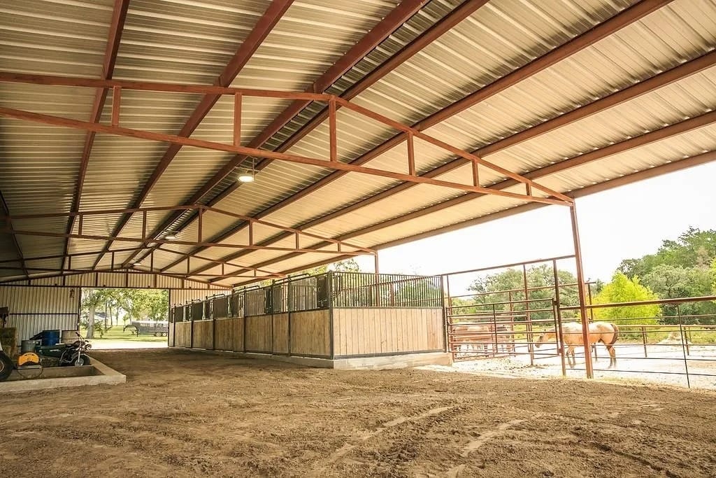 TxHorseProperty's tweet image. BURTON, WASHINGTON COUNTY, CENTRAL TEXAS. 8.03 acres. 12x16 bunk house. 40x100 barn w/water &amp;amp; electric, five 12x36 runs, prepped for 5 add’l stalls. Lighted riding area. Multiple potential home build sites. $399K #txhorseproperties #burtontx #centraltexas tinyurl.com/3395Burton