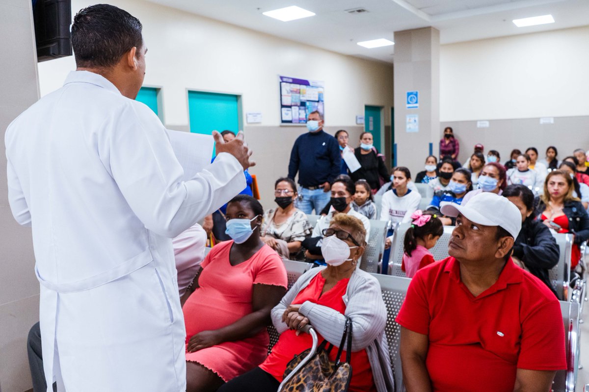 HGMonteSinai's tweet photo. #ElNuevoEcuador | Personal de Enfermería enseña a pacientes de @Salud_Ec como prevenir o tratar las úlceras por presión (escaras).
✅Mantener la piel limpia y seca.
✅Cambiar de posición cada dos horas.
✅Utilizar almohadas y productos que alivien la presión en la piel lesionada. https://t.co/AYsNwbyQkq