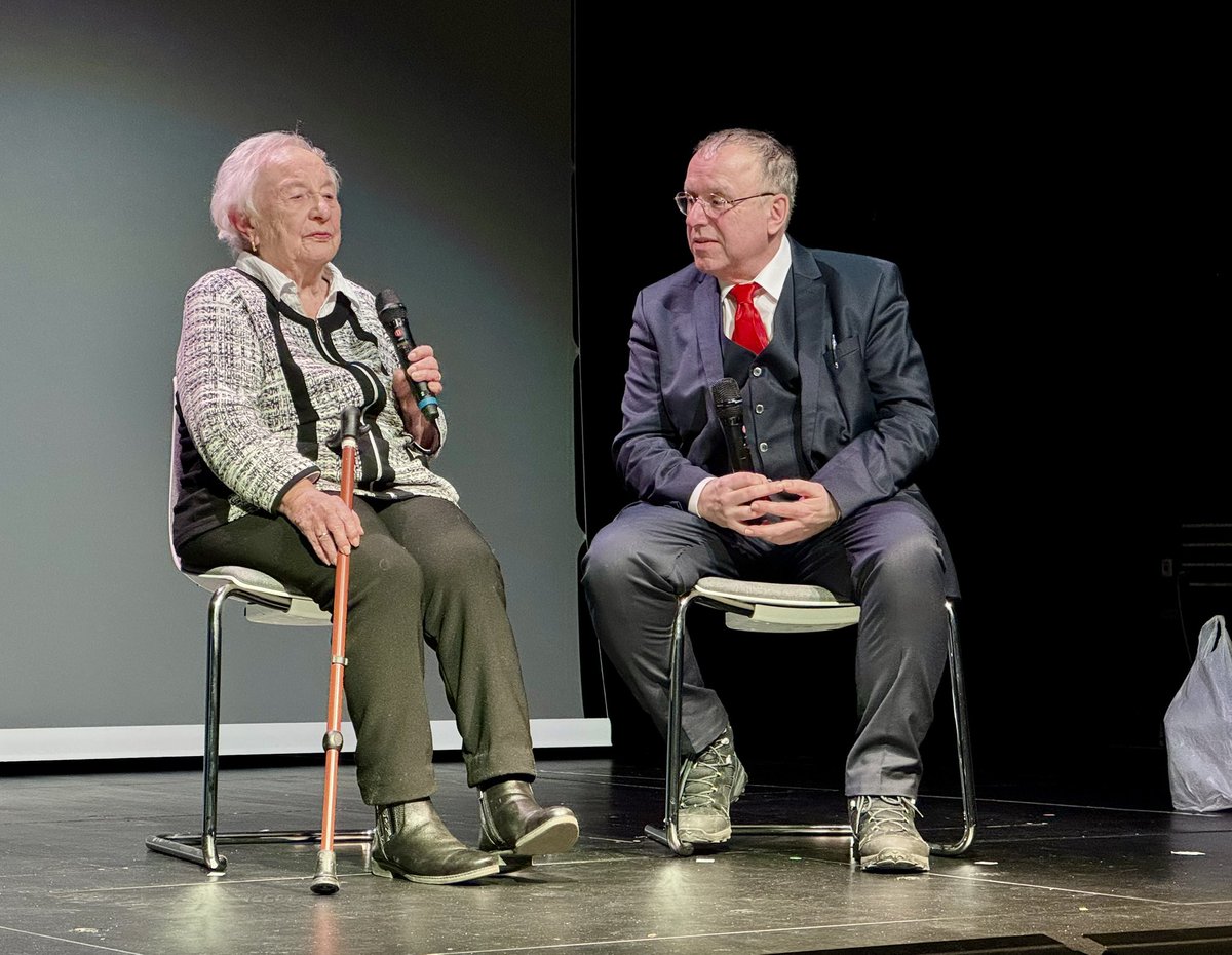 Gedenken an den Sachsenhausentransport vor 75 Jahren nach Hoheneck. Prof. Stefan Appelius im Gespräch mit der Zeitzeugin Annemarie Krause