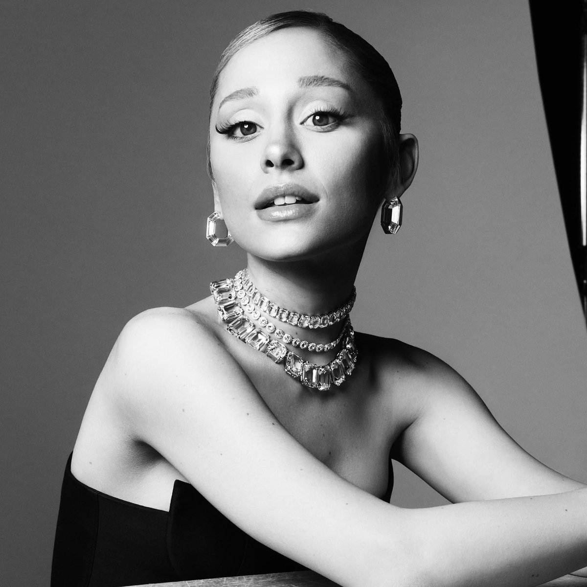 FilmUpdates's tweet image. Ariana Grande has reportedly been approached to star in a "female detective romp set in a Housewives-style reality show"

‘THE WIVES,’ a murder mystery starring Jennifer Lawrence and inspired by the ‘Real Housewives’, is currently in development at A24.