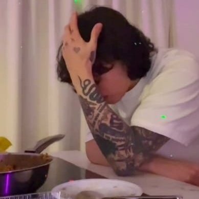 SHAFZZZZZZZZZZZ's tweet image. Jungkook and his art of being dramatic and extra.

A hilarious thread~