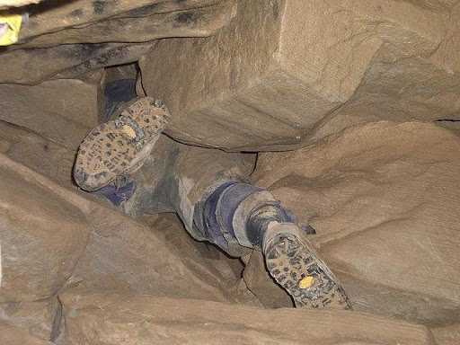 Ryanphillip_s's tweet image. Some of the most unfortunate and bizarre deaths that actually happened:

A thread ☠️

1. John Edward Jones lost his life after being trapped inside the Nutty Putty cave for more than 27 hours.
