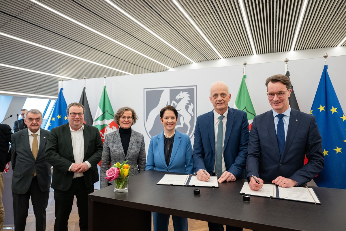 Der Wald ist Klimaschützer Nr. 1 in #NRW – und wird jetzt selbst noch besser geschützt! Dafür hat MP <a href="/HendrikWuest/">Hendrik Wüst</a> den #Waldpakt 2.0 vorgestellt. Der Schulterschluss aus Waldbesitz, Forst- &amp; Holzwirtschaft sowie Naturschutz enthält zahlreiche Maßnahmen zum Schutz der Wälder.