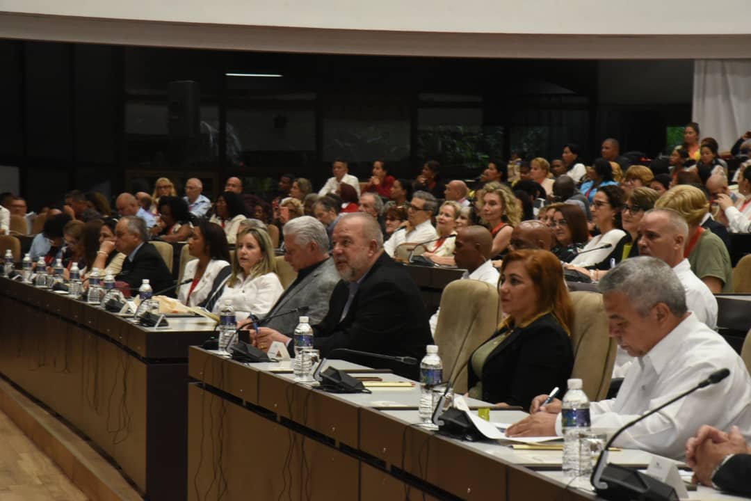 Con la presencia del Primer Secretario del Comité Central del Partido Comunista y Presidente de la República de Cuba, <a href="/DiazCanelB/">Miguel Díaz-Canel Bermúdez</a>, inició en el Palacio de las Convenciones, el evento Pedagogía 2025 con la participación de delegados de 32 países del mundo. <a href="/LiannaMartnez/">Lianna Martínez</a>