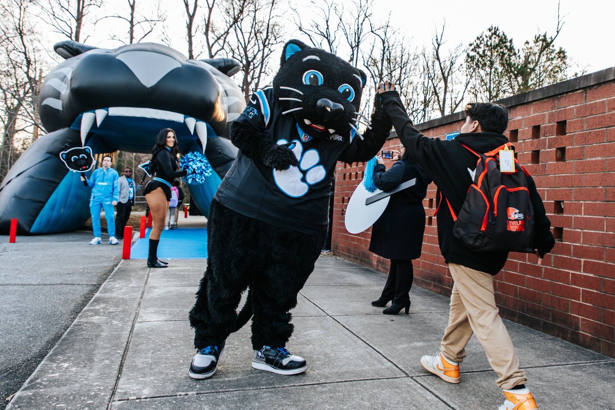 PanthersCR's tweet image. Last week, we made our way to @GriggsRoad, @CMS_BarnetteES, and Merry Oaks International Academy for some Carpool Takeovers as part of our 3rd &amp;amp; Goal Literacy Program! 💙📚

Our program encourages and motivates students as they go into school to #Read20 and #Play60! 📔🏈📝