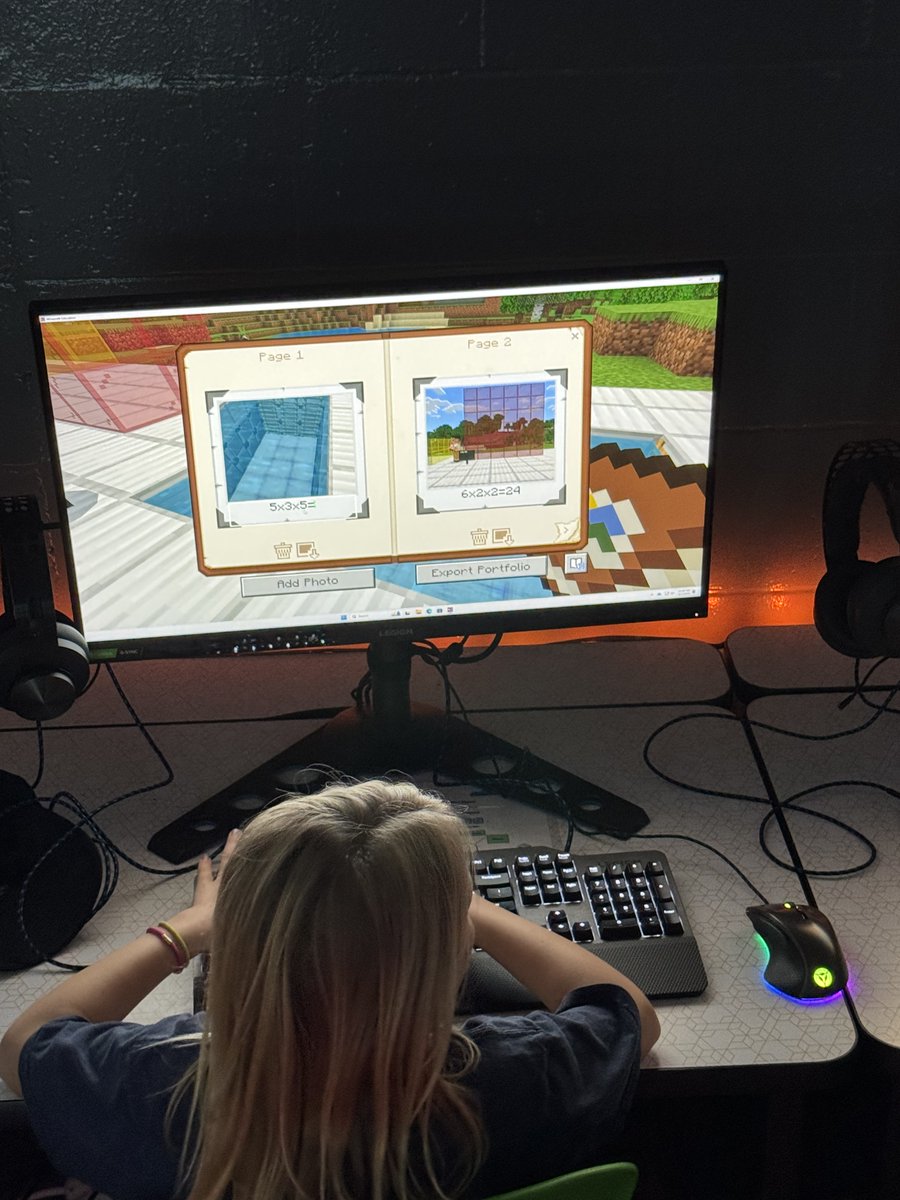 DCPSMinecraft's tweet image. Last week students from @LorettoSchool had a blast building fractions &amp;amp; practicing their skills with area and volume 🟩🎮🟨 @PlayCraftLearn 
#MinecraftEdu
#GameBasedLearning
